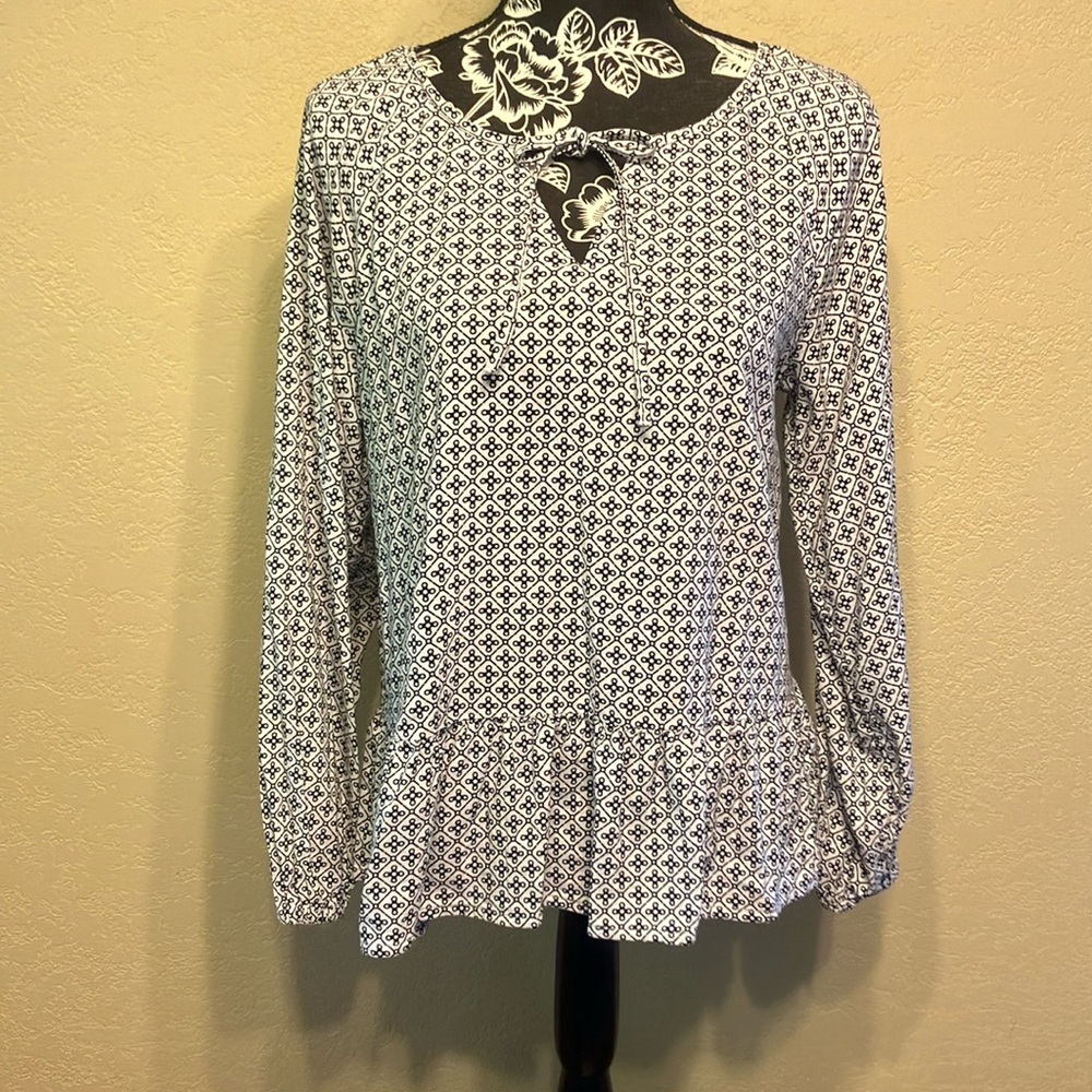 MED DIP WHITE & BLACK FIGURED TIE NECK COTTON BLEND TOP
